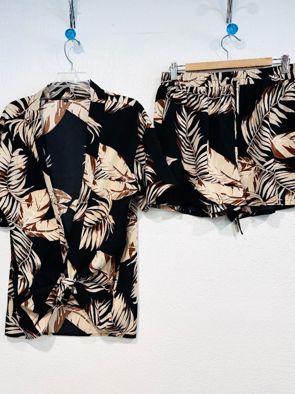 NWOT 2 Piece Shorts / Top Set Palm Leaf Ties at Front Elastic Waist Pockets Sz L